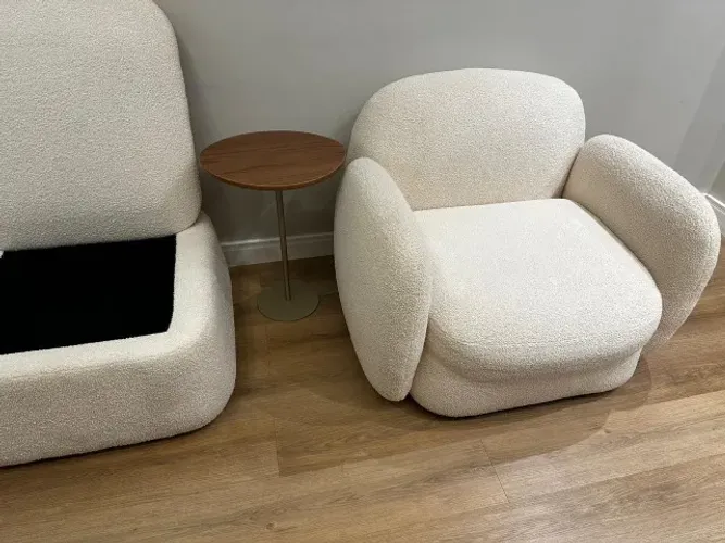 Kit Sala de Estar Bouclê Off White - Poltrona + Puff c/ Tampo + Mesa Lateral