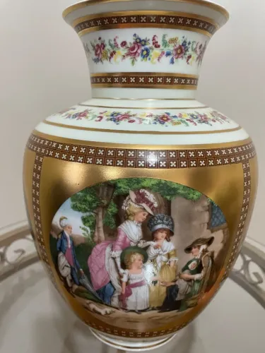 Vaso Decorativo Antigo em Porcelana com Filetes Dourados - 33 cm