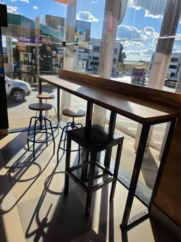 Mesa Bistrô Alta com Banquetas - Ideal para Restaurantes, Lanchonetes e Cafeterias