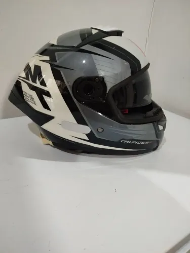 capacete fechado (integral) da marca MT Helmets, modelo Thunder 4 SV