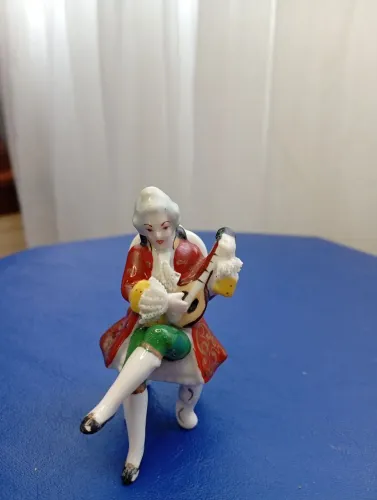Vendo Antigo Bibelô Porcelana Galante Homem Tocando Alaúde Vintage, mede 8cm de altura