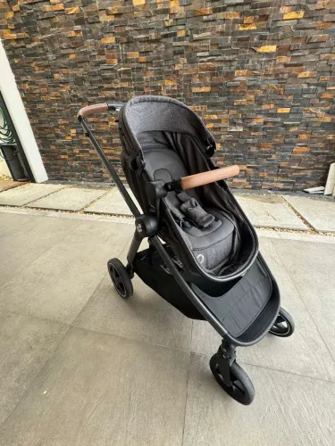 Carrinho de bebê muito novo