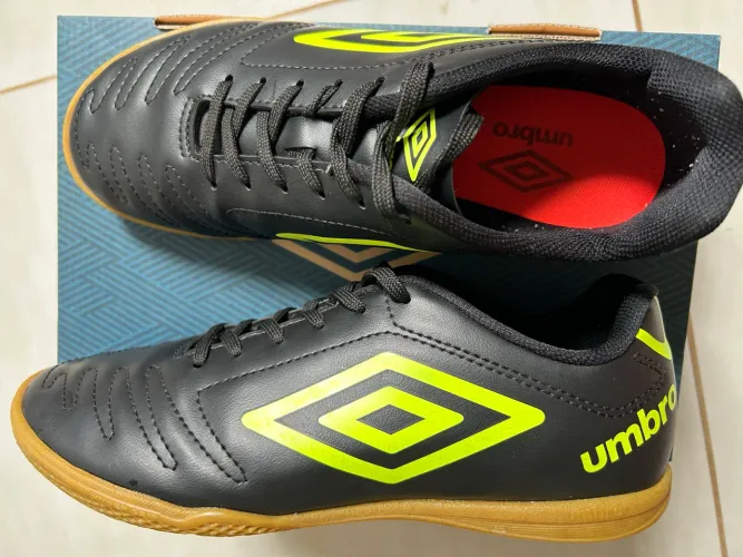 Vendo chuteira da umbro