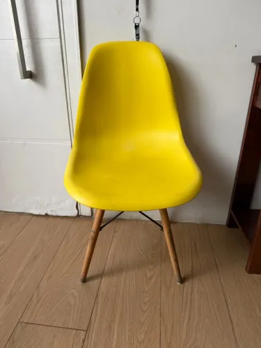 Cadeira eames amarela 