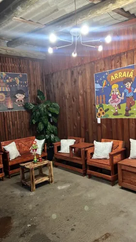 Poltronas e caixa de lenha rústico