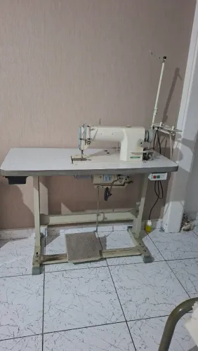 Máquina de costura reta