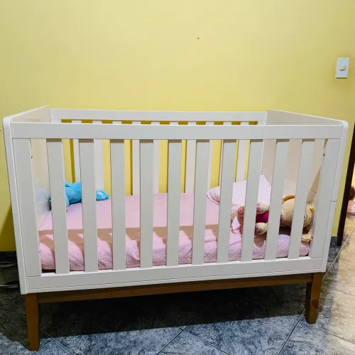 Jogo completo de quarto bebê , cômoda e guarda-roupa) super conservado 