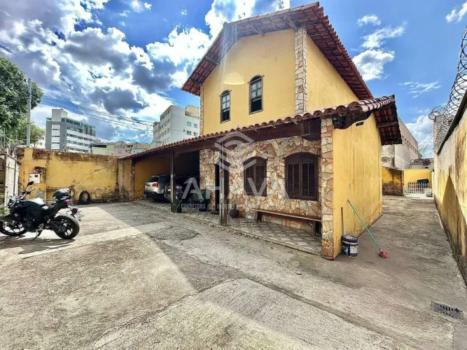 Casa 2 andares - 06 quartos sendo 2 Suíte à Venda Lote de 360 m² Planalto