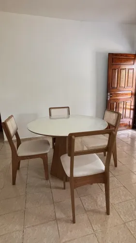 Linda mesa de jantar redonda com 4 cadeiras