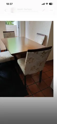 Vendo mesa de madeira com 4 cadeira medindo 1m e 20 por 80 500 reais
