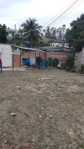 Terreno com pequena casa com água e luz