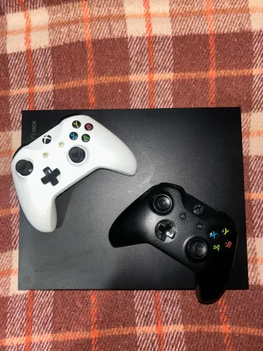 XBOX ONE X 1 TB 4K NA CAIXA - 2 CONTROLES ORIGINAIS