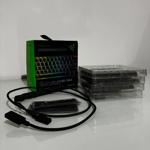 Razer PBT Keycap + Cabo Coiled