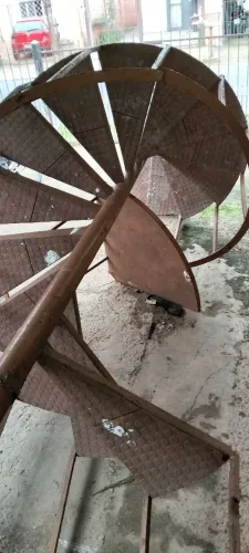 Escada caracol usada