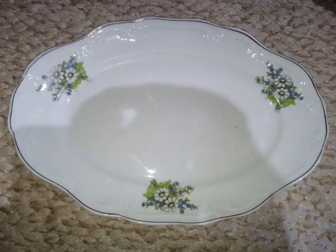 TRAVESSA OVAL EM PORCELANA BRANCA COM MOTIVO FLORAL VINTAGE MARCA SRS