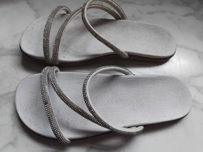 Sandália com Strass. N. 35. Branca