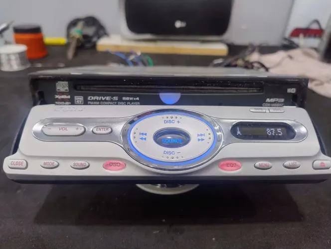 Rádio Sony 2 frentes com gráfico ( tipo golfinho)