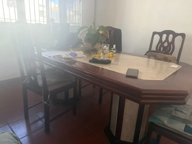 Mesa com 8 cadeiras