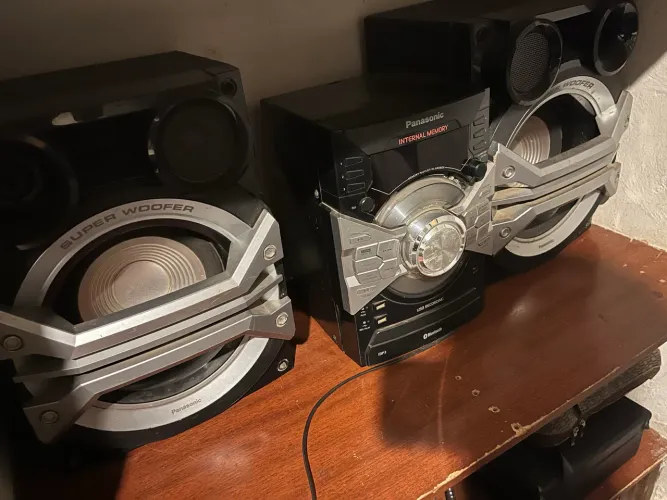 Vendo som,via Bluetooth toca muito ótimo grave !!