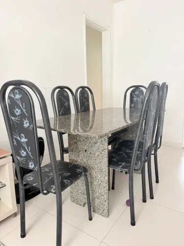 Vendo mesa de mármore com 6 cadeiras