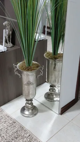 Vendo vaso de metal, 50cm de altura. 300,00