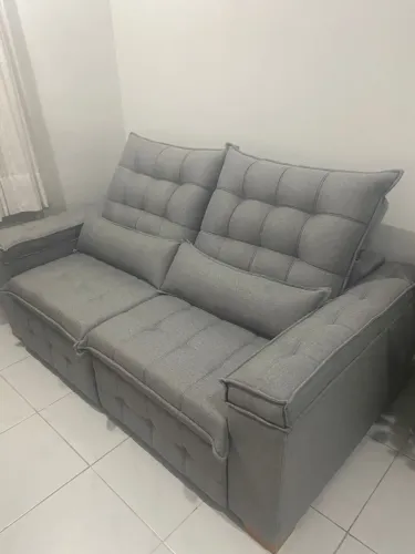 Sofá grande, revestido em tecido de linho na cor cinza, ideal para quem busca conforto