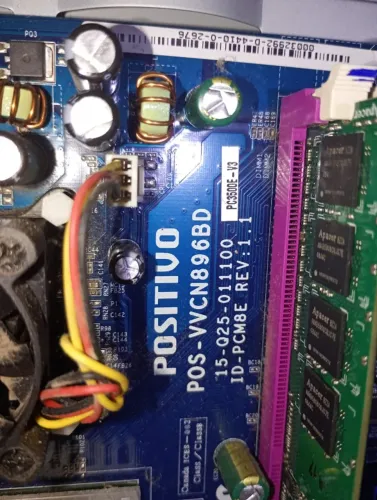 CPU retrô com placa mãe Positivo POS-VVCN896BD