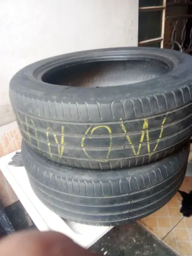 Vendo 02 pneus r17 Michelin bem conservado 