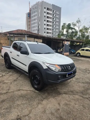 Mitsubishi L200 Triton Sport GLX 2.4 CD Diesel Mec. 2020