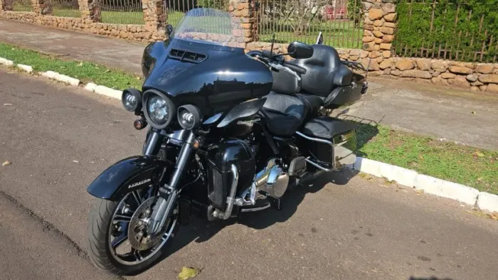 Harley Ultra preta 2020, super equipada