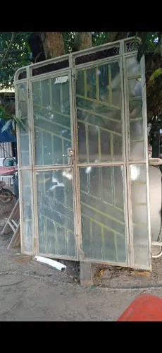 Vendo essa porta de ferro com vidro.