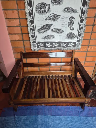 Vendo sofa de 2 lugares *MADEIRA MACIÇA * aceito cartão  crédito 