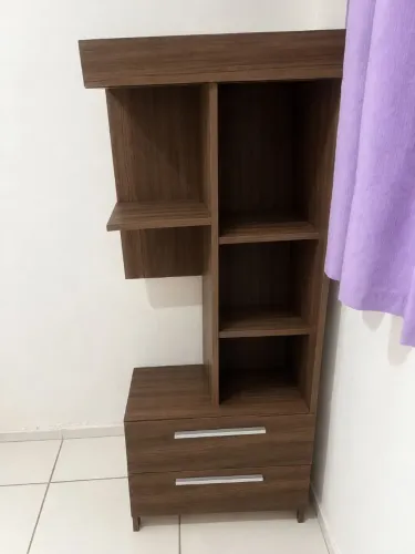 Vende se uma cômoda e uma estante