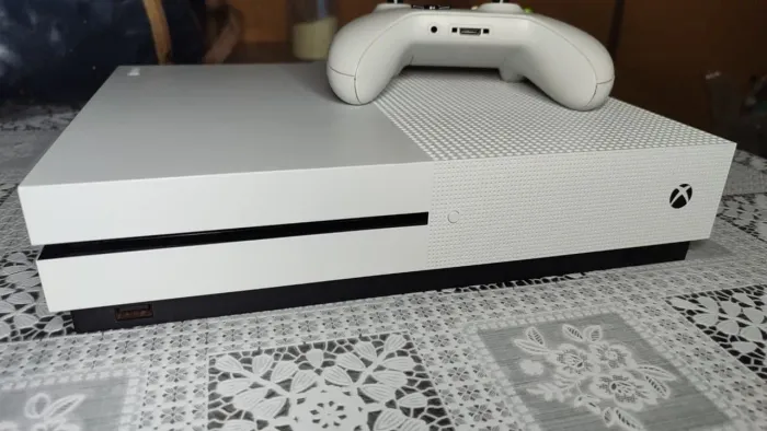 Xbox one S 1tera 1controle acompanha um jogo (GTA V)