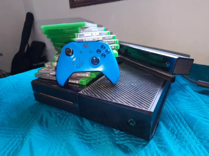 Xbox one FAT (500gb) com kinnect,controle e jogos