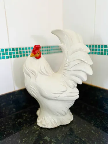 Galo Decorativo em Porcelana