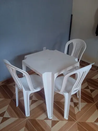 Vendo mesa com 3 cadeiras