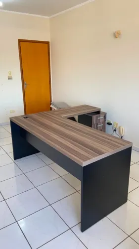 Escrivaninha em L - Tampo Amadeirado + Base Preta - Perfeito Estado