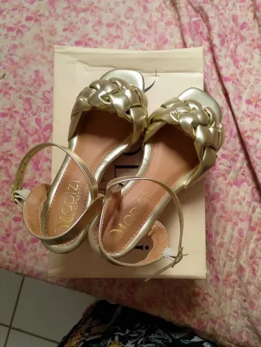 Sandália elegante dourada
