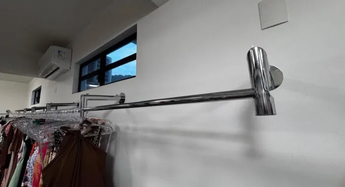 Arara de parede para roupas 