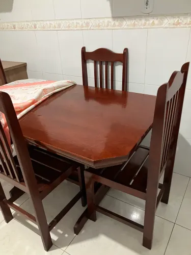 Mesa cozinha com 4 cadeiras de madeira