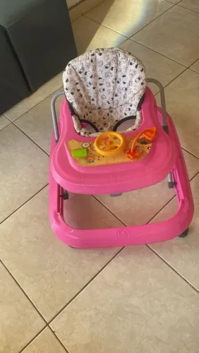 Andador de bebê menina