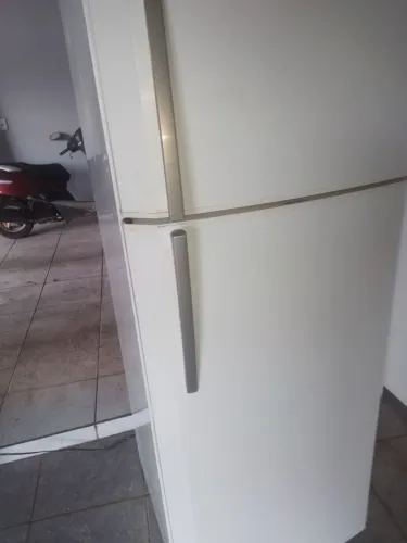 Geladeira dúplex 467 litros gelo seco funciona normal