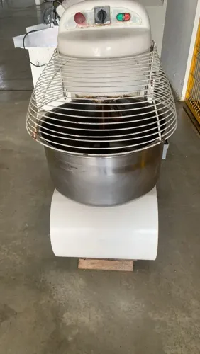 Masseira 80 kg e Cilindro 40 cm G. Paniz 220V à Venda