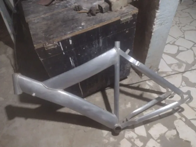 Quadro de alumínio Shimano.