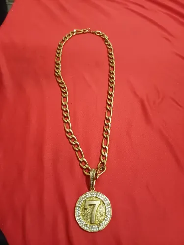 Vendo cordão com medalha