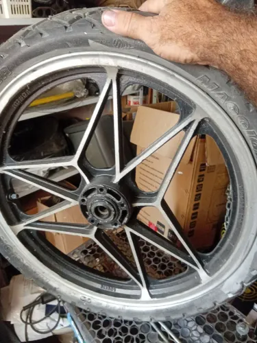 Roda dianteira  da Honda CB 400 ou 450 usada com pneu 