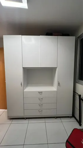 Guarda-Roupa Multifuncional Branco com Nicho para TV e Rodinhas 1,80m