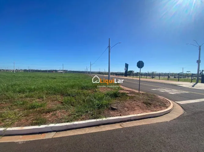 Terreno de Esquina à Venda no Villaggio Santa Inês com 403 m² de Frente para a Praça e Alt