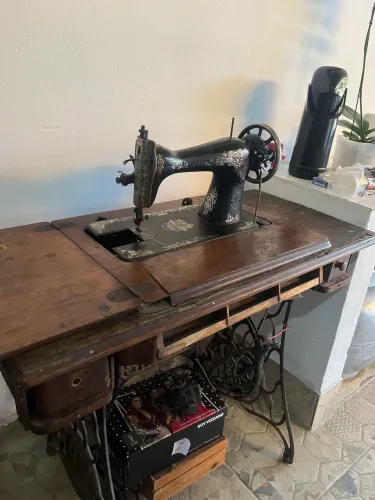 ? VENDO MÁQUINA DE COSTURA SINGER ANTIGA ? ? Valor: R$ 1.000,00